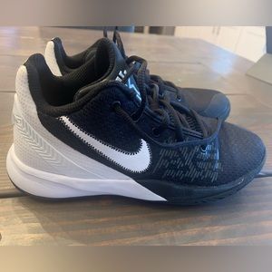 Nike Kyrie Basketball Shoes Size 3.5 youth